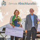 Dr. Barbora Šedová (links) und Dr. Erwin Rottler (rechts) sind Preisträger für die herausragende Dissertation 2021. In der Mitte Prof. Dr. Dieter Wagner, Vorstandsvorsitzender der Universitätsgesellschaft.
