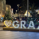 Innenstad Graz mit beleuchtetem Aufsteller: Herz Graz; weihnachtlich