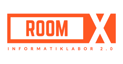 Der Schriftzug Room-X in einem weiß-orangenen Rechteck. Darunter steht in orangenen Buchstaben "Informatiklabor 2.0.