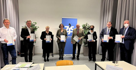 Das Bild zeigt die Kuratoriumsmitglieder des ZJS mit der unterzeichneten Kooperationsvereinbarung. Das Foto ist von Kerstin Schoor.