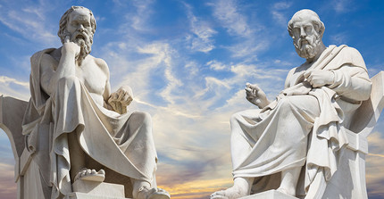 Skulpturen von Platon und Sokrates, die größten griechischen Philosophen der Antike. Das Foto ist von AdobeStock/anastasios71.