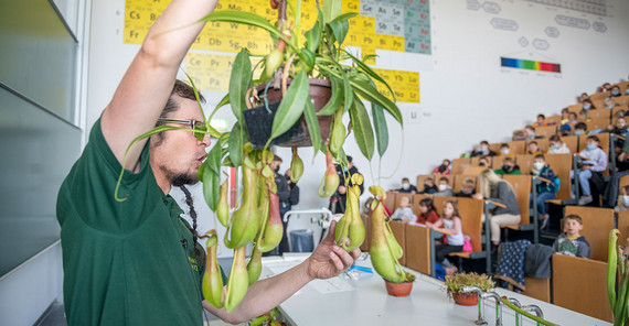 Gartenpädagoge Steffen Ramm präsentiert fleischfressende Pflanzen – zum Anfassen!