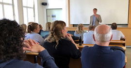 Prof. Dr. Sönke Neitzel begrüßt die ersten Studierenden des neuen Masterstudienganges „International War Studies“. Foto: Christian Rieck.