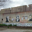 Graffiti, Tunis. Kollektiv Ahl Al Kahf („Höhlenmenschen”): Aussagen und Porträts von Mohamed Choukri, Antonio Negri, Edward Said und Gilles Deleuze: „I’m writing in order to save myself.“ „Power is everywhere. It could be broken.“ „Intellectuals have to witness the badness of using history.“ „To survive is to resist“