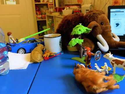 Spielzeug Mammut auf Tisch mit Laptop