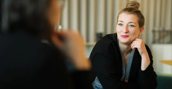 Dr. Anna Finzel im Interview auf einem Sofa sitzend.