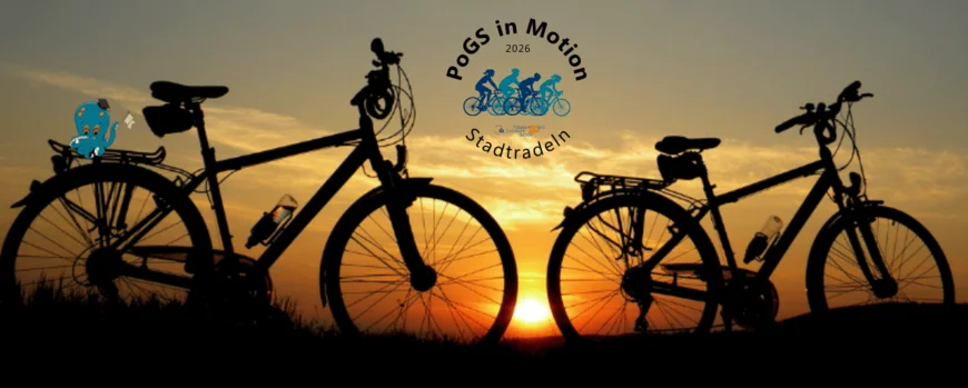 Zwei Fahrradsilhouetten stehen auf einer Anhöhe, während im Hintergrund die Sonne untergeht und den Himmel rötlich färbt.