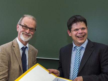 Prof. Dr. Heinz-Dieter Heimann mit dem Preisträger Peter Riedel