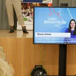 Manja Schüle, Ministerin für Wissenschaft, Forschung und Kultur des Landes Brandenburg,in einem Video auf einem Bildschirm zu erkennen.