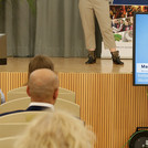 Manja Schüle, Ministerin für Wissenschaft, Forschung und Kultur des Landes Brandenburg,in einem Video auf einem Bildschirm zu erkennen.