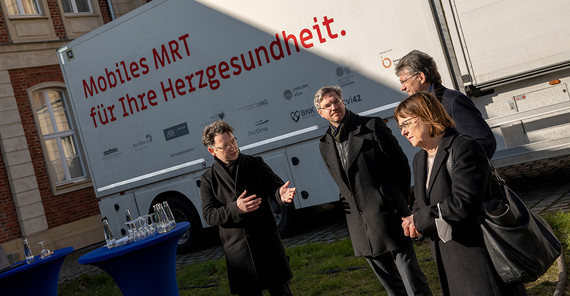 Vor dem MRT-Truck auf dem Campus Am Neuen Palais: Prof. Dr. med. Sebastian Kelle vom Deutschen Herzzentrum Berlin, Potsdams Oberbürgermeister Mike Schubert, Prof. Dr. med. Heinz Völler von der Universität Potsdam und Brandenburgs Gesundheitsministerin Ursula Nonnenmacher