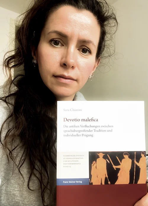 Frau PD Dr. Sara Chiarini mit Ihrer Monographie: Devotio malefica