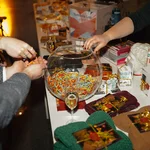Tombolastand mit Preisen und Glasschale mit Losen