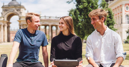 Studierende auf dem Campus Neues Palais