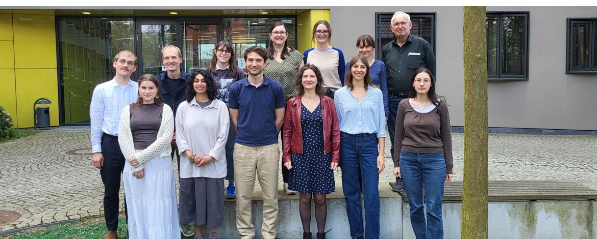 Lehrstuhlteam vor Haus 7 - 