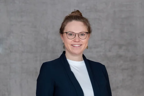 Frau mit Brille und blonden Haaren