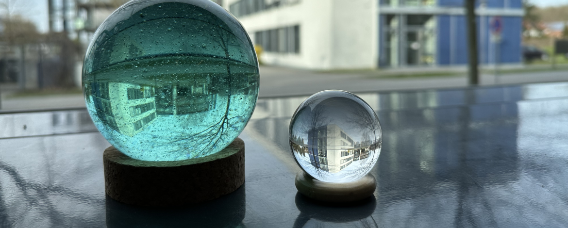 Blick durch zwei Glaskugeln auf ein Gebäude dahinter