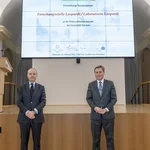 Der italienische Botschafter und der Präsident der Uni Potsdam vor der Bühne im Audimax