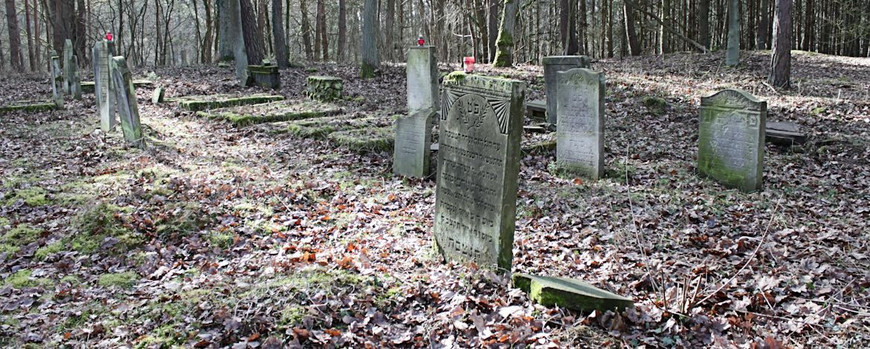 Zeichen des Umgangs mit dem jüdischen Friedhof in Bledzew