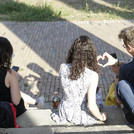 Das Bild zeigt die Gäste, die auf den Treppen sitzen.