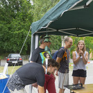 Besucher mit Soundexperimenten am Stand des Gesellschaftscampus