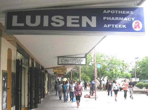 Apotheke mit mehrsprachigem Schild (Deutsch, English, Afrikaans) in Namibias Hauptstadt Windhoek