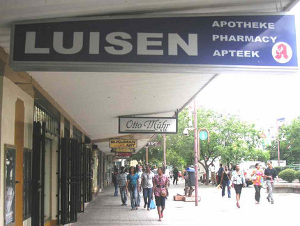 Apotheke mit mehrsprachigem Schild (Deutsch, English, Afrikaans) in Namibias Hauptstadt Windhoek