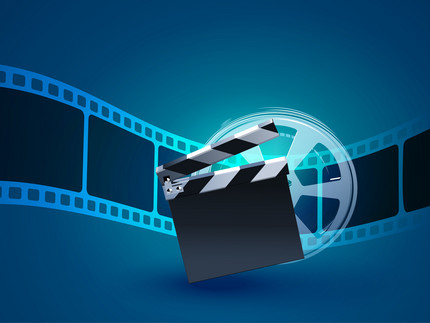 Filmklappe, Filmstreifen und Filmrolle auf blauem Hintergrund.