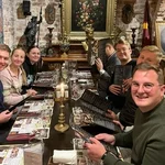Die Hochschulgruppe beim Abendessen.