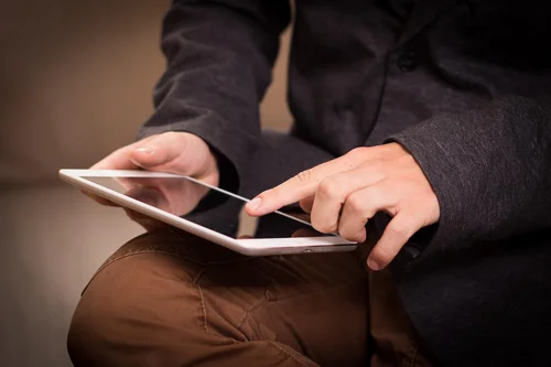 Mensch mit Tablet