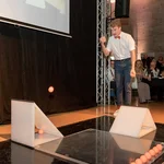 Lukas Köster mit seiner Bouncing-Jonglage. Foto: rotschwarzdesign