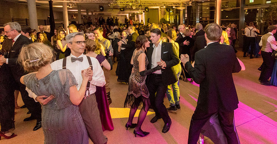 Schnell füllte sich die zum Ballsaal umfunktionierte Mensa und die Gala Band Berlin sorgt für den nötigen Swing. | Foto: rotschwarzdesign