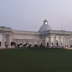 Das Hauptgebäude in abendlicher Stimmung.