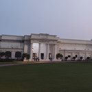 Das Hauptgebäude in abendlicher Stimmung.