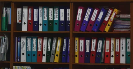 Ordner in einem Schrank