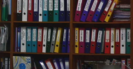 Ordner in einem Schrank