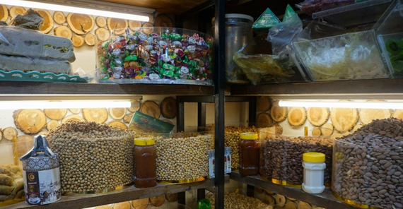 Das Bild zeigt einen Stand auf dem Basar in Erbil mit Nüssen und Süßigkeiten. Das Foto ist von Valentina Meyer-Oldenburg