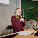 Prof. Dr. Marcia Schenck hielt die Laudatio für Gerawork Teferra Gizaw, der mit dem Voltaire-Preis für Toleranz, Völkerverständigung und Respekt vor Differenz 2024 ausgezeichnet wurde.