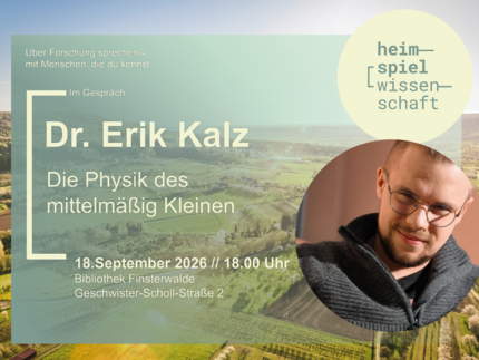Foto von dem Physiker Erik Kalz vor einem ländlichen Hintergrund mit Wiesen und Feldern