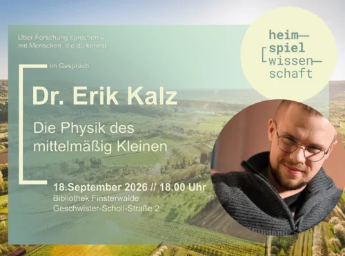 Foto von dem Physiker Erik Kalz vor einem ländlichen Hintergrund mit Wiesen und Feldern