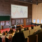Vorlesungssaal und Teilnehmer:innen 