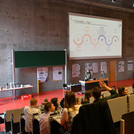 Vorlesungssaal und Teilnehmer:innen 