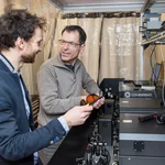 This image shows two scientists during a meeting in the physics laboratory.