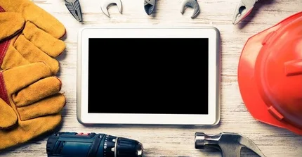 Tablet - darum herum liegt Werkzeug