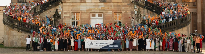 Gruppenfoto der Alumni von 2024 auf der Freitreppe der Communs Süd