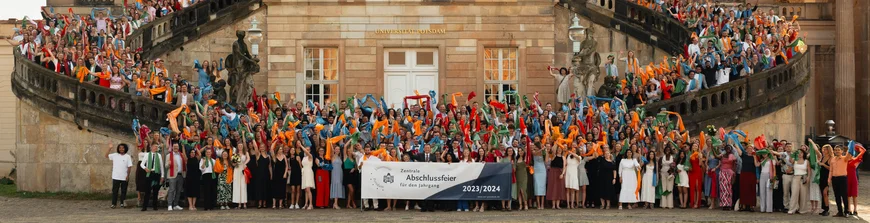 Gruppenfoto der Alumni von 2024 auf der Freitreppe der Communs Süd
