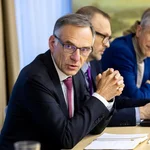 Dr. Cornelius Zimmermann, Deutscher Botschafter in Vilnius, im Gespräch mit der Hochschulgruppe.