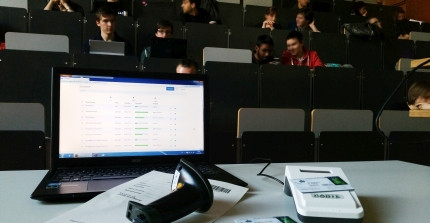 Laptop vor Vorlesungssaal