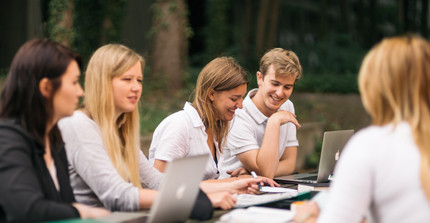 Studierende am Campus