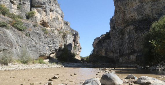 Blick in die tief eingeschnittene Schlucht des Araç Flusses im Pontischen Gebirge. Die stufenartigen Hänge am rechten Bildrand dokumentieren die Einschneidung des Flusses als Folge der tektonischen Heraushebung der Region. Foto: Dr. René Dommain